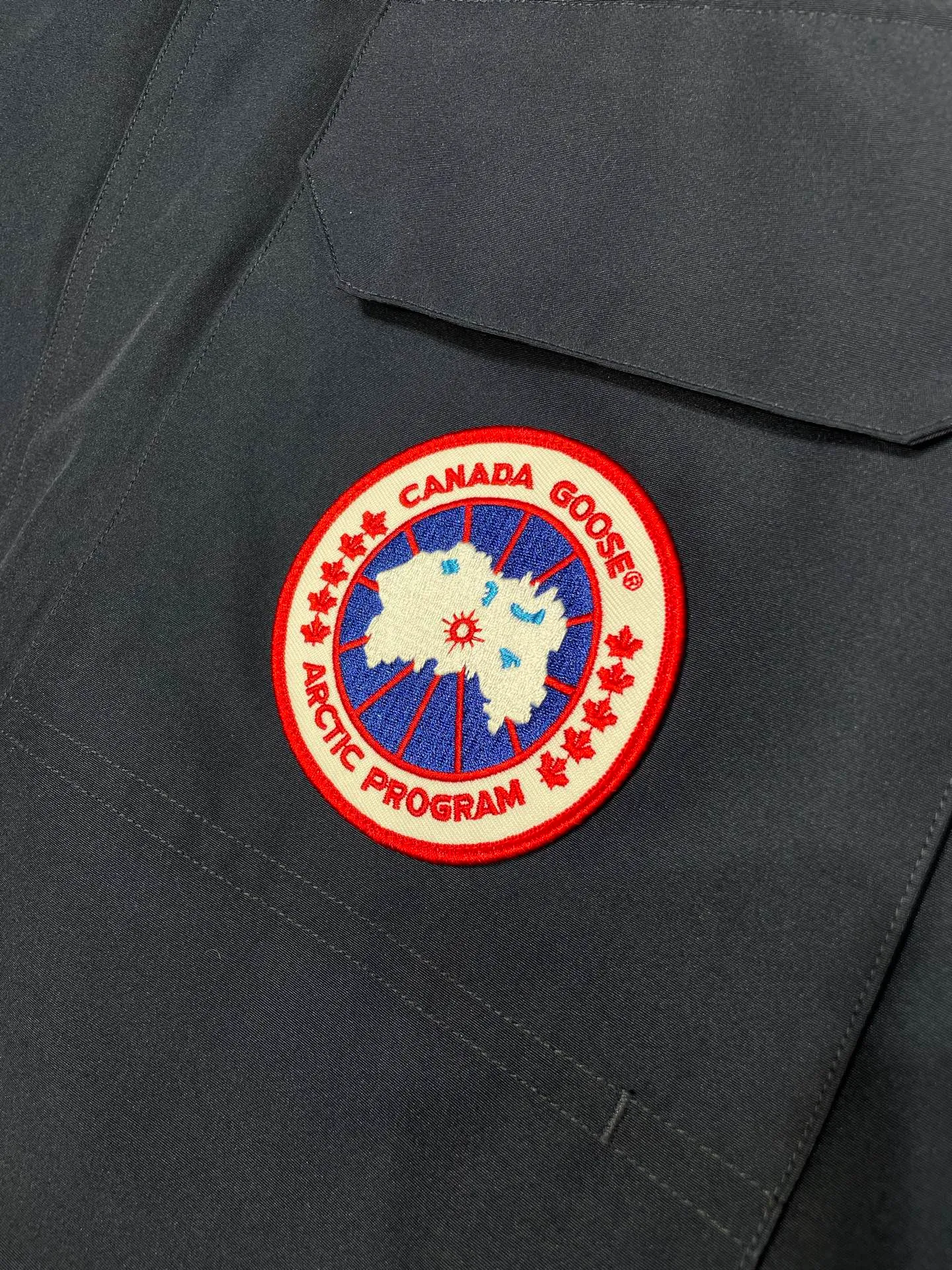 P910 special version 🌟 🇨🇦CANADA GOOES 24 new models 08 models/couple models Factory direct supply: supplying global purchasing agents, micro-business, entities, Tmall, high-end stalls and studio cooperation, free shipping! Canada Goose Expedition Parka 2008 is the same style for men and women. It is mid-length and the most timeless classic. All Arctic and Antarctic scientific expedition teams choose Canada Goose as their cold-proof equipment. It is the Rolls-Royce of down jackets. ➖ Industry-leading anti-counterfeiting chip sensing. ➖ Imported Behringer embroidery machines and customized embroidery labels, the highest level and industry leading. ➖ Imported Korean 21-count polyester-cotton blended original fabric, TC85 waterproof coated fabric, water-repellent, windproof and wear-resistant. ➖ The new national standard 80 white duck down is filled with an average of 520 grams of down. The amount of down filled is industry-leading. ➖ 100% nylon lining with double double-layer sealing design to prevent velvet running, and seamless thread design on the cuffs! ➖ Western Canadian Green Wolf Collar. ➖ Yoshida YKK provides original factory-customized electroplated sliders. YKK two-way lockable zippers are tight and smooth and do not peel off paint. ➖ 3M composite Velcro is durable and the accessories and hardware are all custom-made. Note: Our copywriting is only simple and clear. Instead of bragging about the copywriting, it is better to compare and understand with samples. Only for the purest goose, the most dedicated, the most professional, the highest quality, the highest cost performance!  Size:XS-XXL